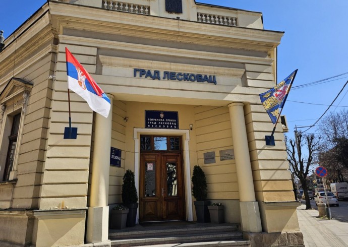 Град Лесковац наставља са исплатама за солидарне помоћи запосленима у области образовања, као и за јубиларне награде